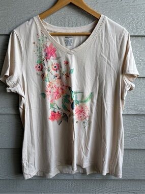Hummingbird Short Sleeve V-Neck Tee in Cream